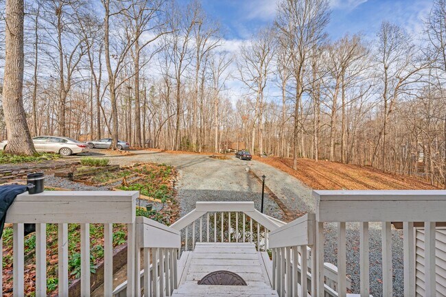 Foto del edificio - Gorgeous Updated 3 Bedroom, 1.5 Bath End U...