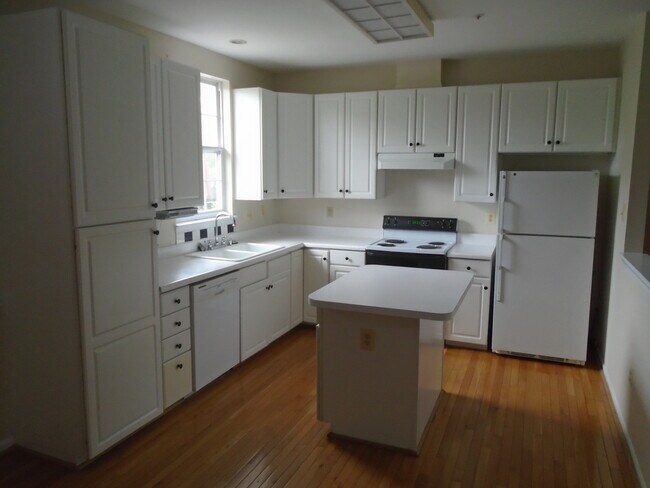 Building Photo - Great Crofton Townhome- Walden Community