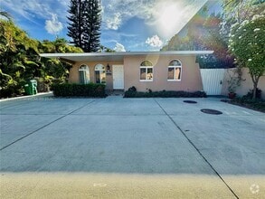 Building Photo - 936 SW 68th Ave