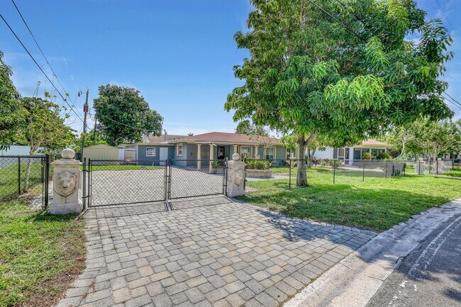 Building Photo - 4229 Bougainvillea St