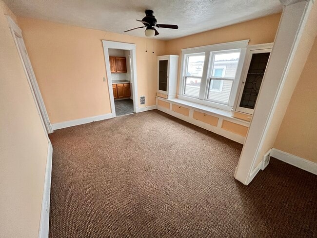 Building Photo - 8302 Vineyard Ave