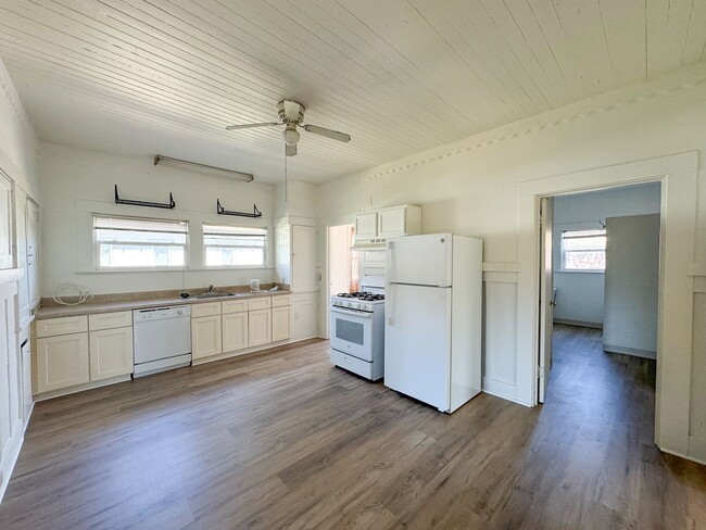 Building Photo - Beautifully Renovated 3-Bedroom Home with ...