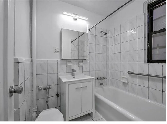 Foto del edificio - Newly Renovated 1-Bedroom Apartment for Rent