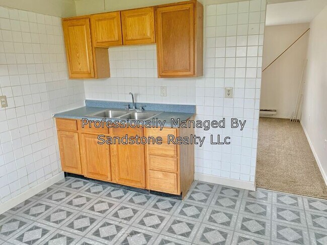 Building Photo - 3 bedroom Town house