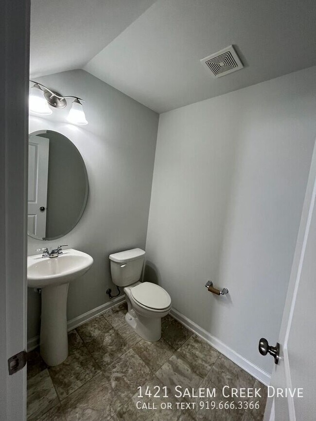 Foto del edificio - 1421 Salem Creek Dr