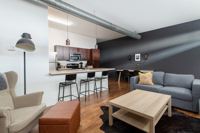 ¡Enorme plano abierto! - West Town Lofts