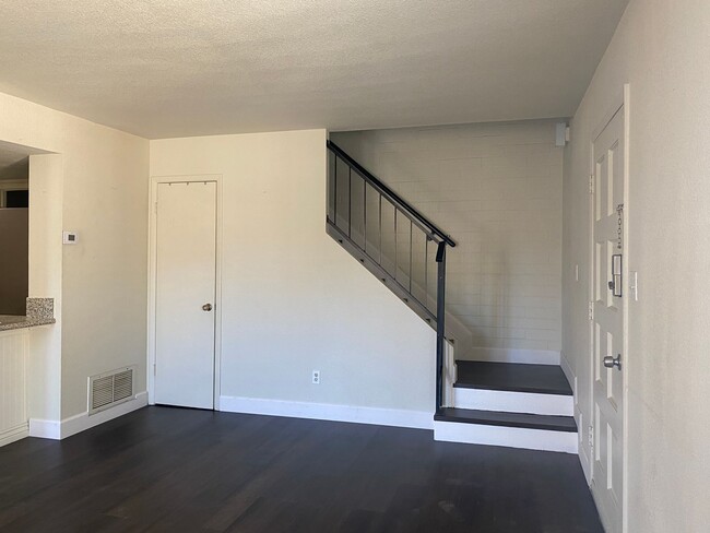 Building Photo - 3 bedroom condo - SECTION 8 Approved!
