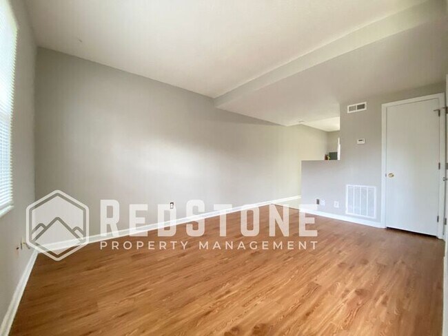 Building Photo - 2 Bedroom 1.5 Bath - Apartment