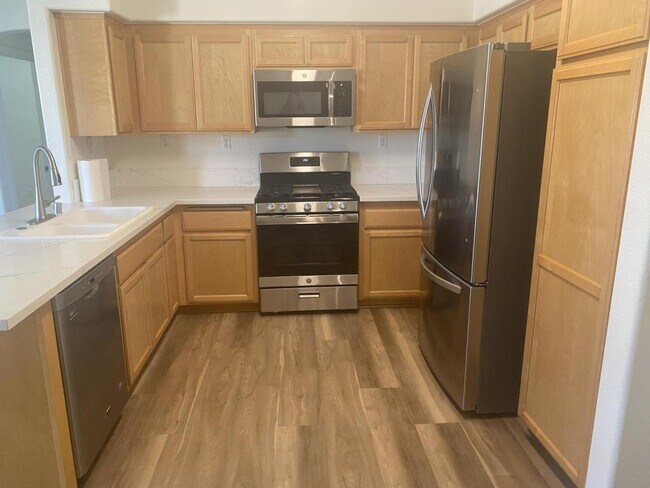 Foto del edificio - 310 W McCoy Ln