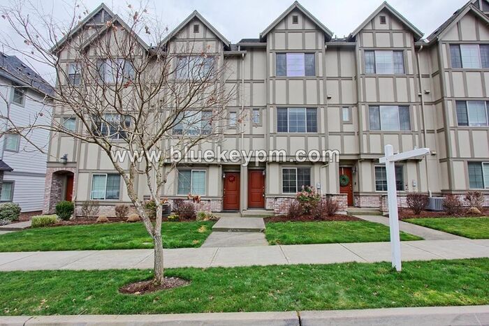 Primary Photo - 2 Bed, 2.5 Baths Tri-Level Townhome with O...