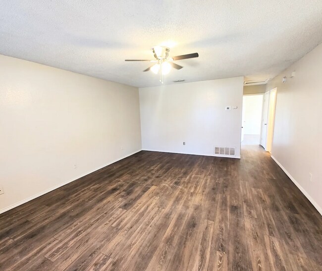 Foto del edificio - 9603 Elmwood Ave