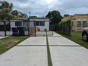 Building Photo - 911 Sharar Ave