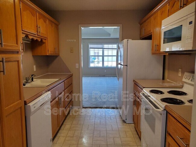 Building Photo - 808 Foxx Dr