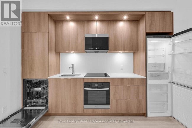 Photo du bâtiment - 60 Central Park Roadway