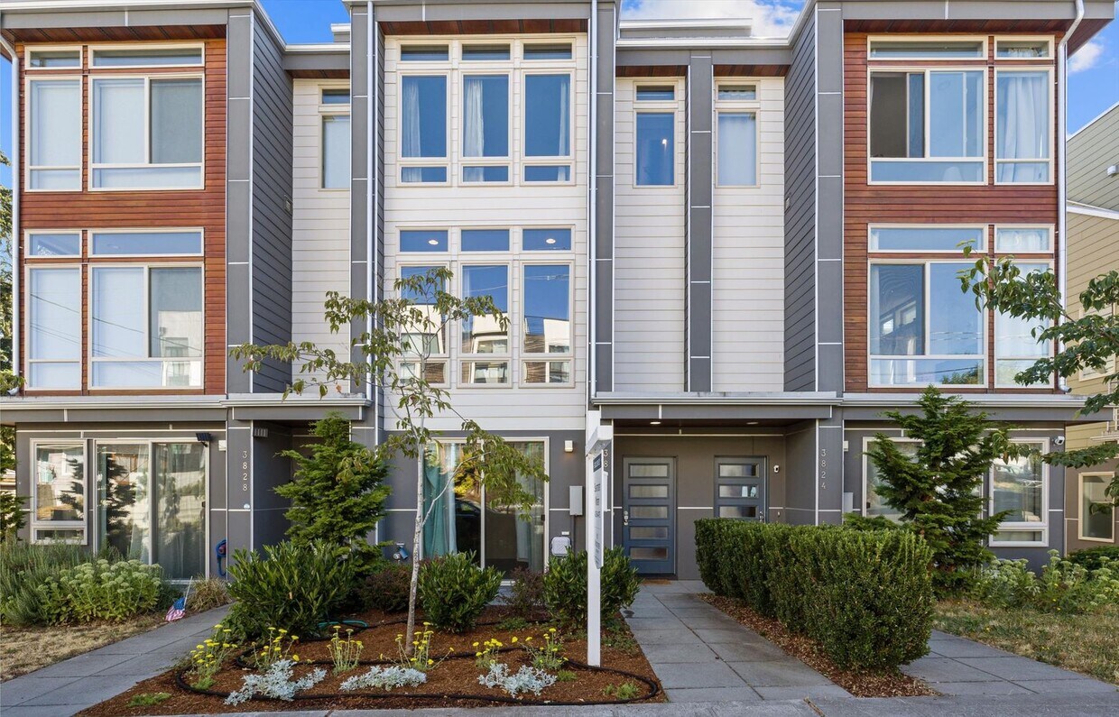 Foto principal - LUXURY MAGNOLIA 3 BED TOWNHOME FOR RENT W ...