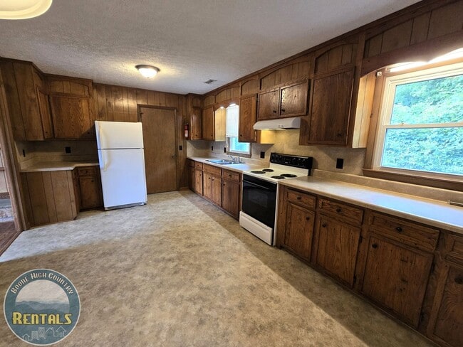 Building Photo - Brick Ranch Home