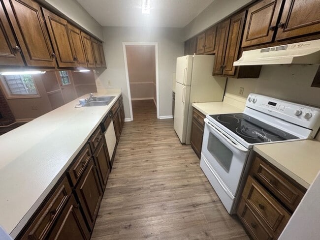 Building Photo - 106-110 Northwoods Dr