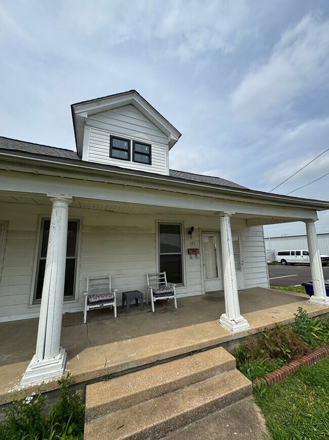 Foto del edificio - 2 Bed 1 Bath Home Near Campus!!