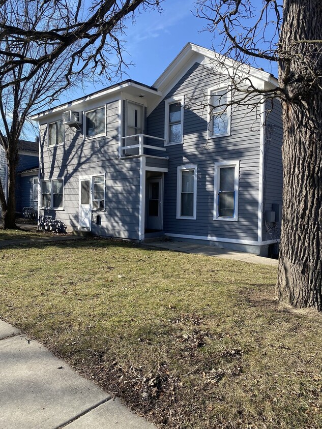 Primary Photo - 140 College St
