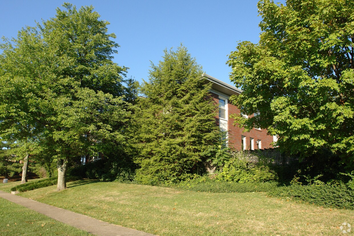 Building Photo - 147 Lakeshore Dr