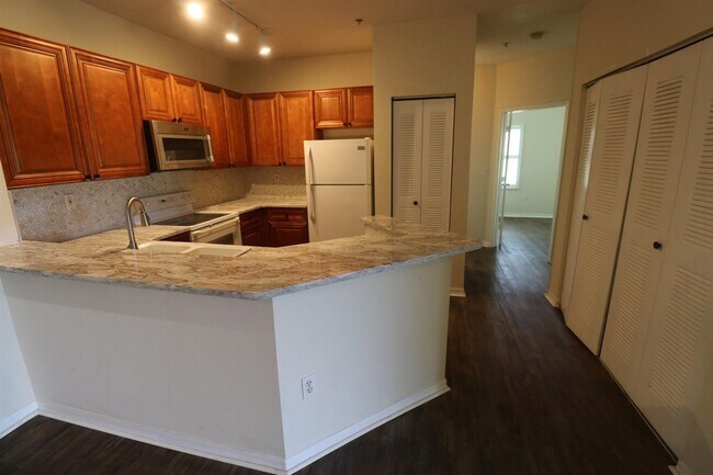 Foto del edificio - 625 Fairway Dr