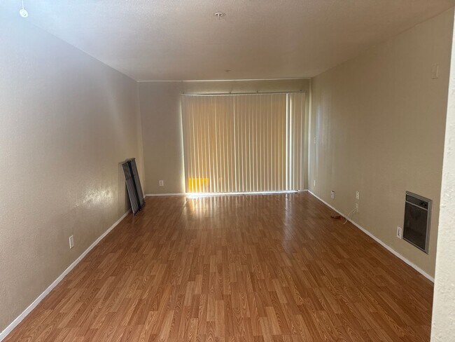 Building Photo - Condo 2 Bed / 2 Bath – In-Unit Laundry – C...