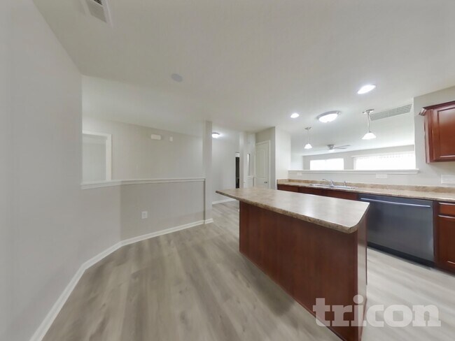 Building Photo - 11491 N Creekside Dr