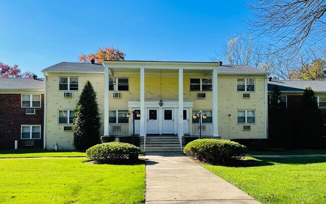 Building Photo - 79 Regency Park