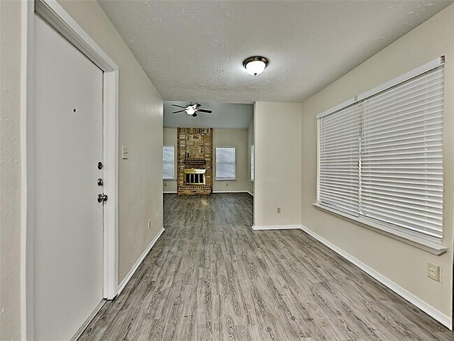Building Photo - 1111 Huntington Dr