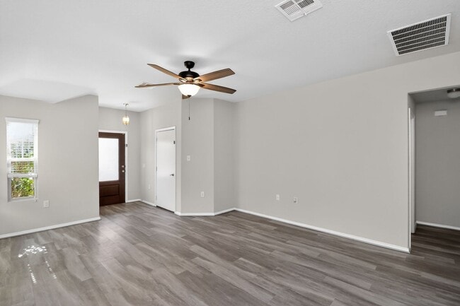 Foto del edificio - Spacious 3 Bed / 2 Bath w/ Large Kitchen & Natural Light