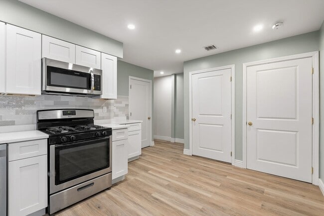 Building Photo - 8 1/2 Intervale St