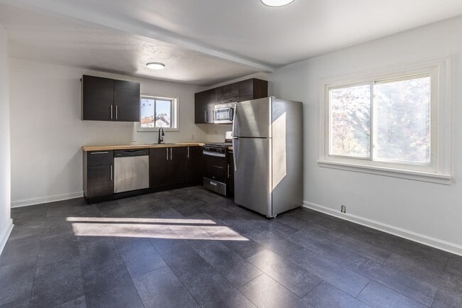 Building Photo - AVAILABLE APRIL 2026! - Renovated 4 Bedroom, 1.5 Bathroom Home in Allentown!