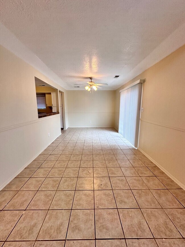 Foto del edificio - 3 Bedroom 2 Bathroom with 2 Car Garage