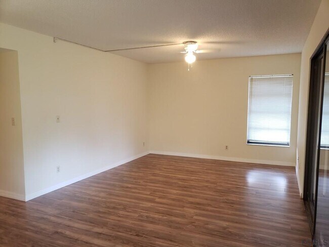 Foto del edificio - 304 Palm Coast Pkwy NE