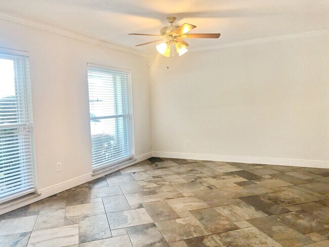 Building Photo - Gorgeous, Completely Remodeled 3/2 Condo i...