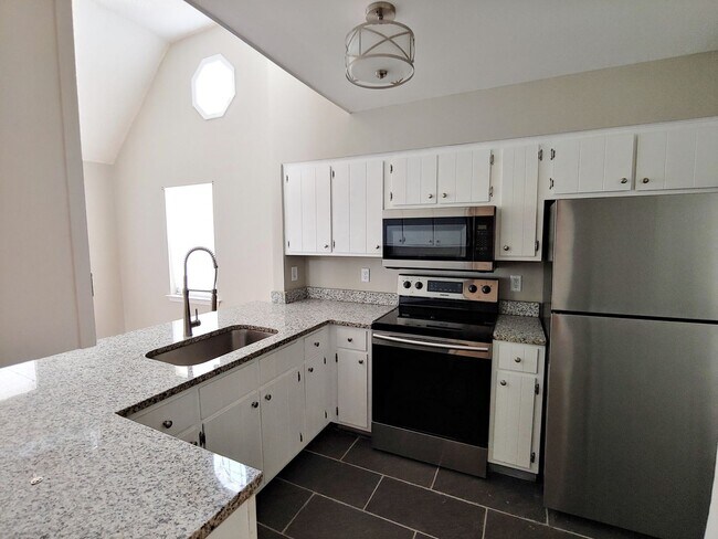 Building Photo - 3 bedroom home close to UTC!