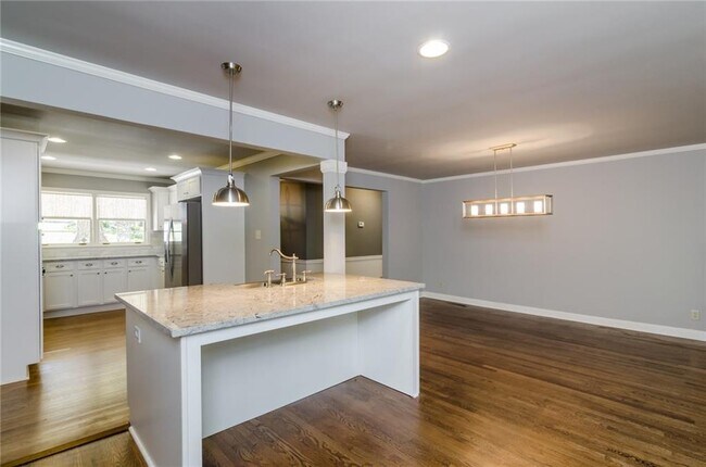Foto del edificio - 6670 Castleton Dr NW