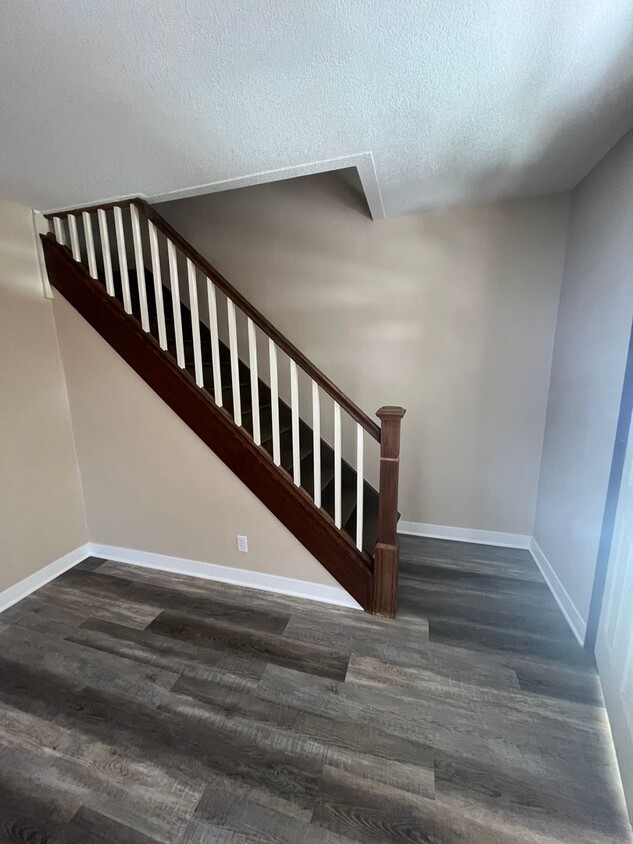 Foto principal - 2 Bed 1 bath Duplex! 1/2 OFF FIRST MONTHS ...