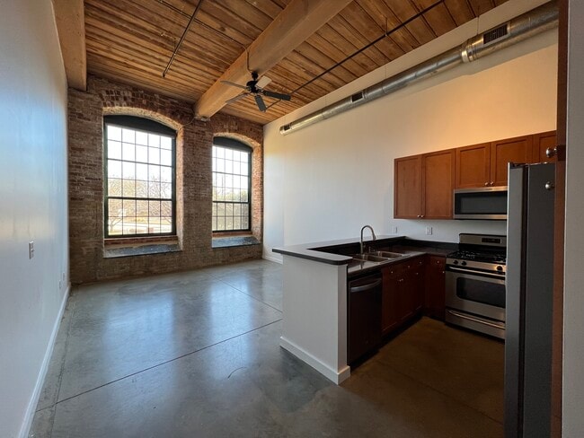Building Photo - 400 Mills Ave