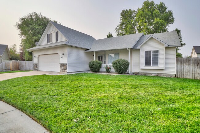Building Photo - Adorable functional floor plan - off of Ch...