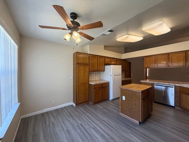 Building Photo - 3-bedroom, 2-bath home in Visalia, CA!