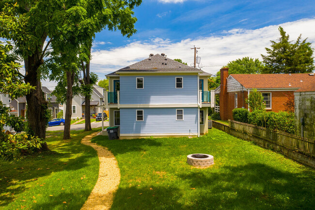 backyard with fire pit - 610 Montrose Avenue Apt B