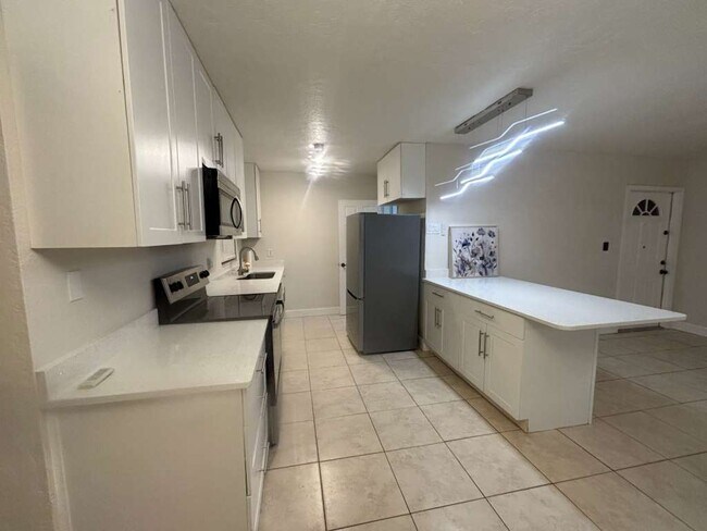 Foto del edificio - 21882 Haines Ave