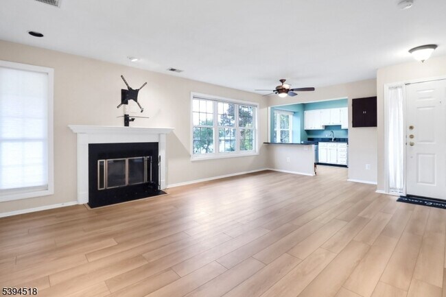 Foto del edificio - 121 Country Club Dr