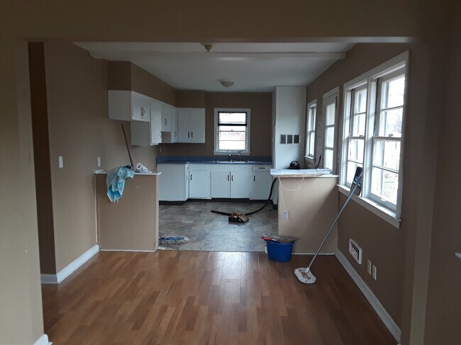 Comedor con vista a la cocina - 1611 Clarice Way