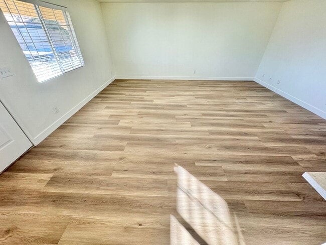 Foto del edificio - NEWLY UPDATED CONDO WITH BALCONY NEAR SUMMERLIN