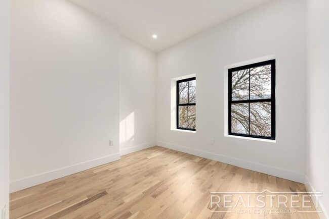 Building Photo - Brand New 4 Bed 3 Bath Floor Thru with WD & Central Air in Crown Heights!