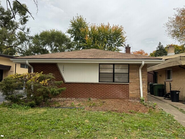 Building Photo - 15041 Oak St