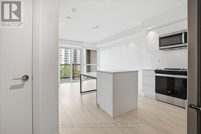 Building Photo - 1461 Lawrence Ave W