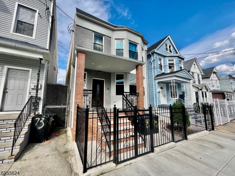 Primary Photo - 71 Irving St